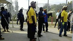 Millionenverträge für Lagerwachen