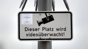 Belebte Plätze im Auge behalten  