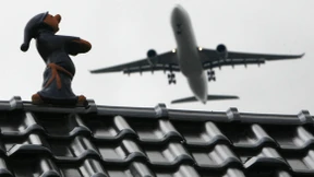 Betrunkener schläft auf Dach