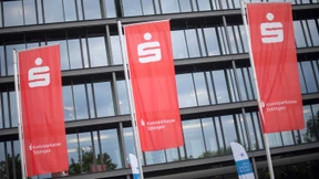 Sparkassen und Volksbanken graben Privatbanken das Wasser ab