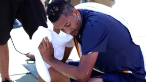 Schiedsrichter muntert Spieler auf