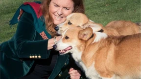 Fergie zeigt sich mit Corgis