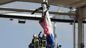 Fallschirmspringer bleibt an Stadiondach hängen