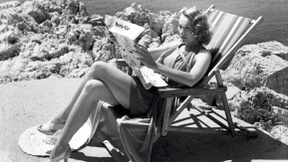 Sie lässt sich das Buch gefallen