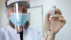 Wie die Börse auf den Impfstopp reagiert