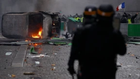 Mit Trikolore und Tränengas