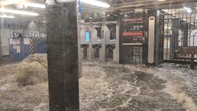 Wassermassen fluten New Yorker U-Bahn