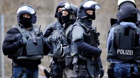 Mann hält Spaziergänger stundenlang in seiner Gewalt