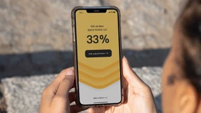 Männlich, angestellt, in einer Beziehung und verschuldet