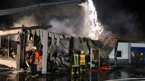 Brand in Wohnhaus: Bewohner flüchten auf die Straße