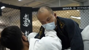 Kampfsportler trainieren mit Mund-Nasen-Schutz