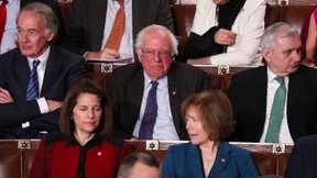 Und Bernie Sanders kratzt sich am Kinn