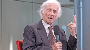 Er macht vor, wie man auf den Sehepunkt kommt