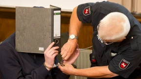 Schweigeminute im Gerichtssaal