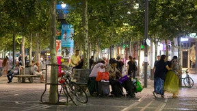 Abends treffen sich Betrunkene und Schläger