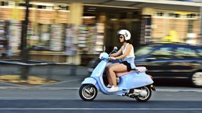 Vespa und BMW fahren davon