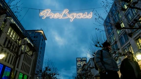 Schlemmen und Flanieren unter Leuchtbuchstaben