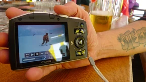 Die Hand in die Hüfte wie beim Trachtentanz