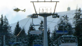Skifahrer mit Hubschrauber aus Sessellift befreit