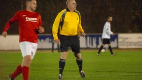 Abseits des Rathauses läuft der Bürgermeister und pfeift