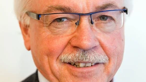 Gymnasiallehrer steigen vom Bildungsgipfel herab