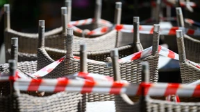 Mit dem Fuß auf der Bremse