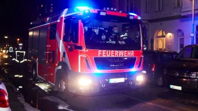 Toter bei Wohnungsbrand starb durch Feuer –  Flammen in Schule