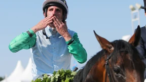 Die Jockeys mit den Siegerhänden