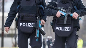 Spezialkräfte nehmen Verdächtigen wegen schweren Raubes fest