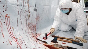 Eine Badewanne voller Blut