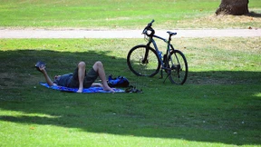 Sonnen in Parks nun doch erlaubt