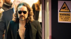 Russell Brand wegen sexueller Nötigung angezeigt