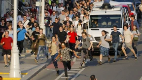 Mit Schaschlikspieß und Peitsche