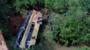 Reisebus stürzt in Argentinien von Brücke