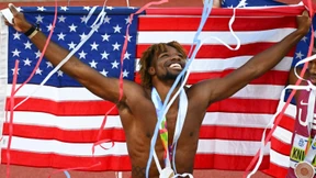 Fröhlicher Schuhverkäufer und weinende Veteranin