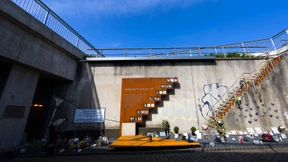 Keramiktafeln erinnern an die Toten des Loveparade-Unglücks