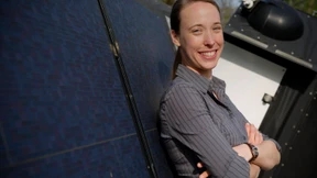 Flugleiter am Boden steuern Satelliten im All 