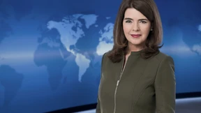 Die „Tagesschau“-Redaktion hat Sprecherin Susanne Daubner virtualisiert. (teilweise KI-generiert)