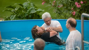 Andächtige Ruhe im Fußballstadion 