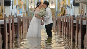 Wie ein philippinisches Brautpaar dem Hochwasser trotzte