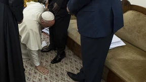 Papst küsst Füße südsudanesischer Führer