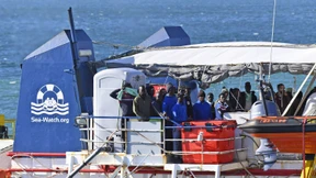 Rettungsschiff mit Migranten legt in Italien an