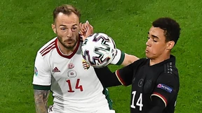 Der Junge, der den Ball streichelt