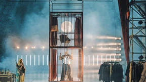 Mackie Messer als Gangster-Rapper