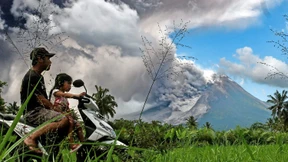 Der „Feuerberg“ wirft wieder Asche aus