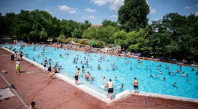 Mädchen angesprochen – Gruppe schlägt Mann in Freibad nieder