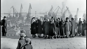 Eine Stadt steht in Flammen