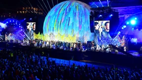 Tausende Menschen feiern am Brandenburger Tor
