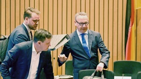 Der Minister wird den Duz-Verdacht nicht los