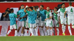 Die Mannschaft der Spielvereinigung Greuther Fürth jubelt über den Klassenverbleib nach der Relegation.